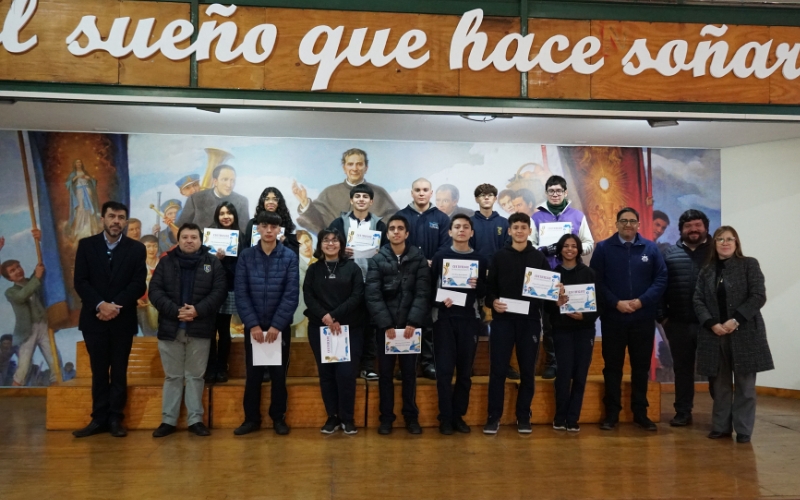 Colegio premia la asistencia y puntualidad de estudiantes durante el primer semestre